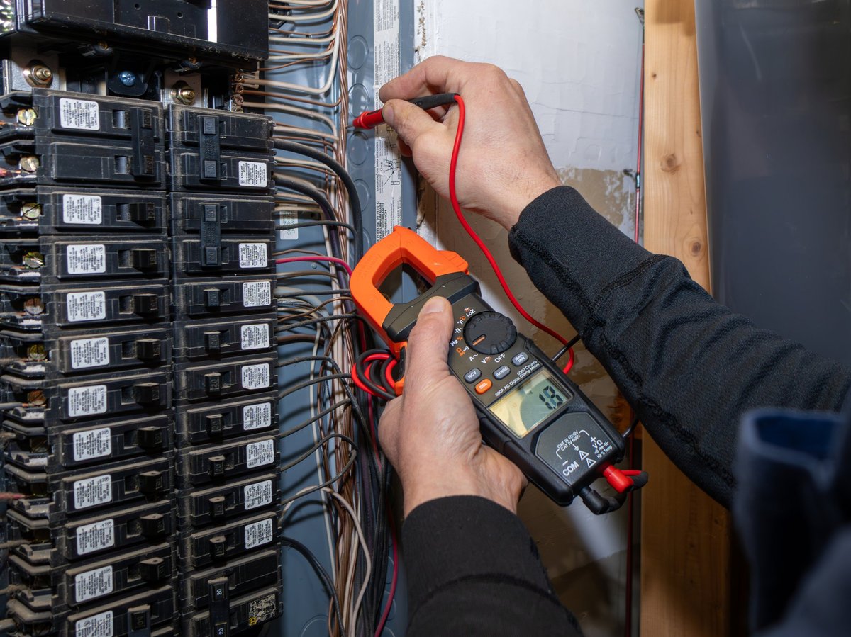 Elektricien voert zorgvuldig storingsonderzoek uit aan een groepenkast