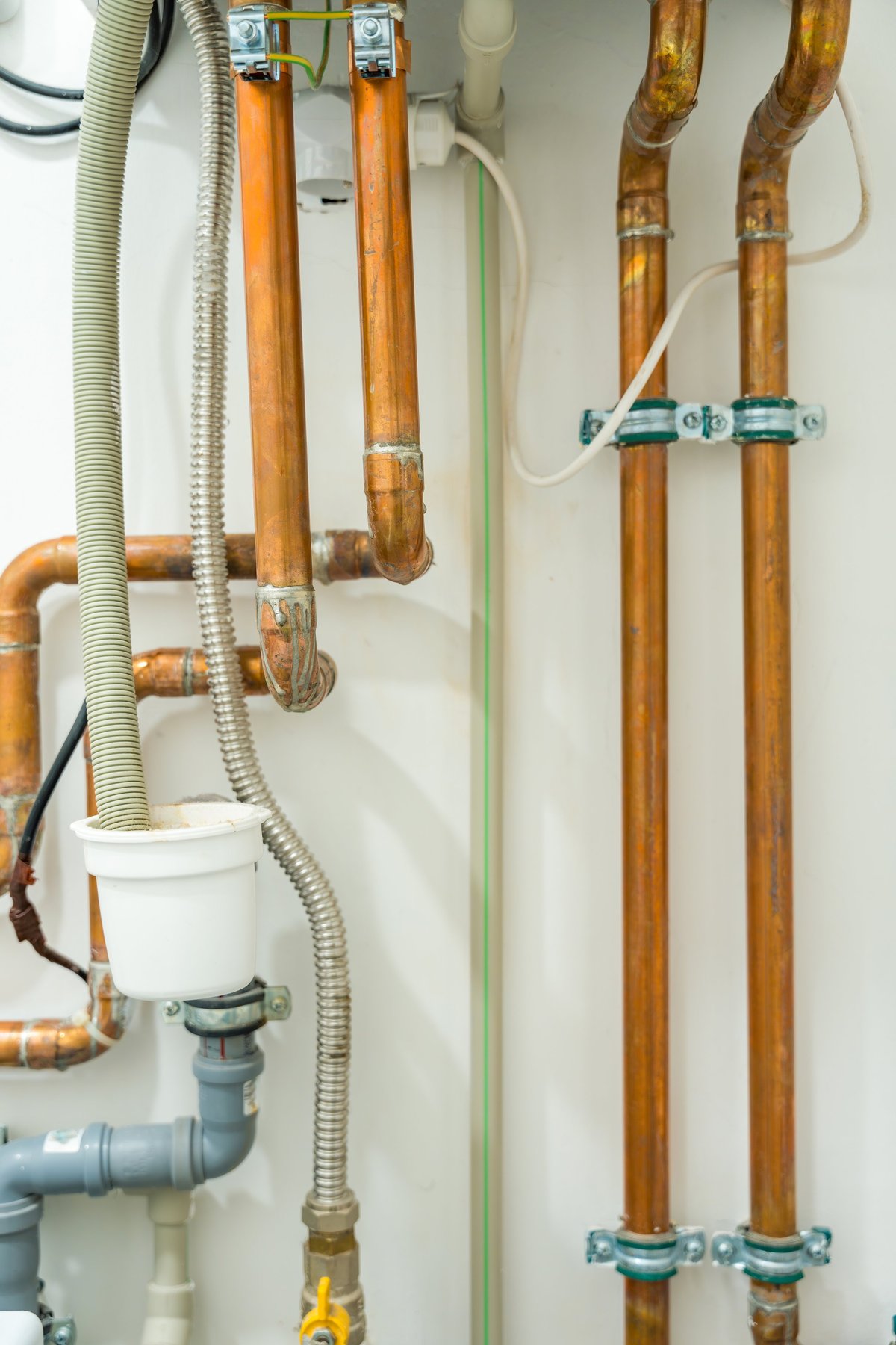Professioneel leidingwerk met koperen waterleidingen voor een moderne woning