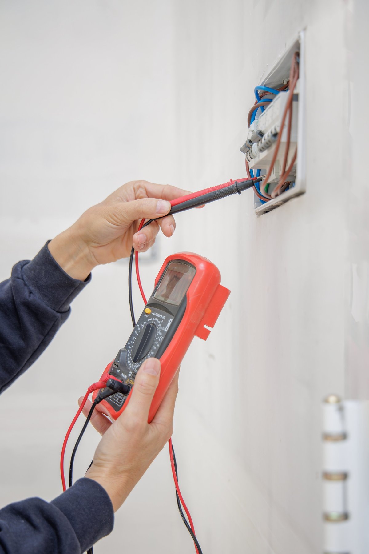 Elektricien onderzoekt de oorzaak van kortsluiting