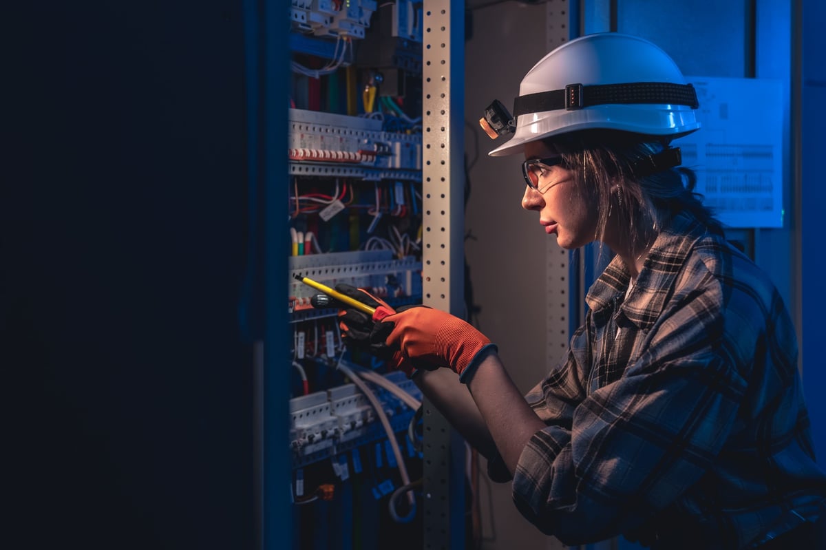 Elektricien legt nieuwe elektra en bekabeling aan