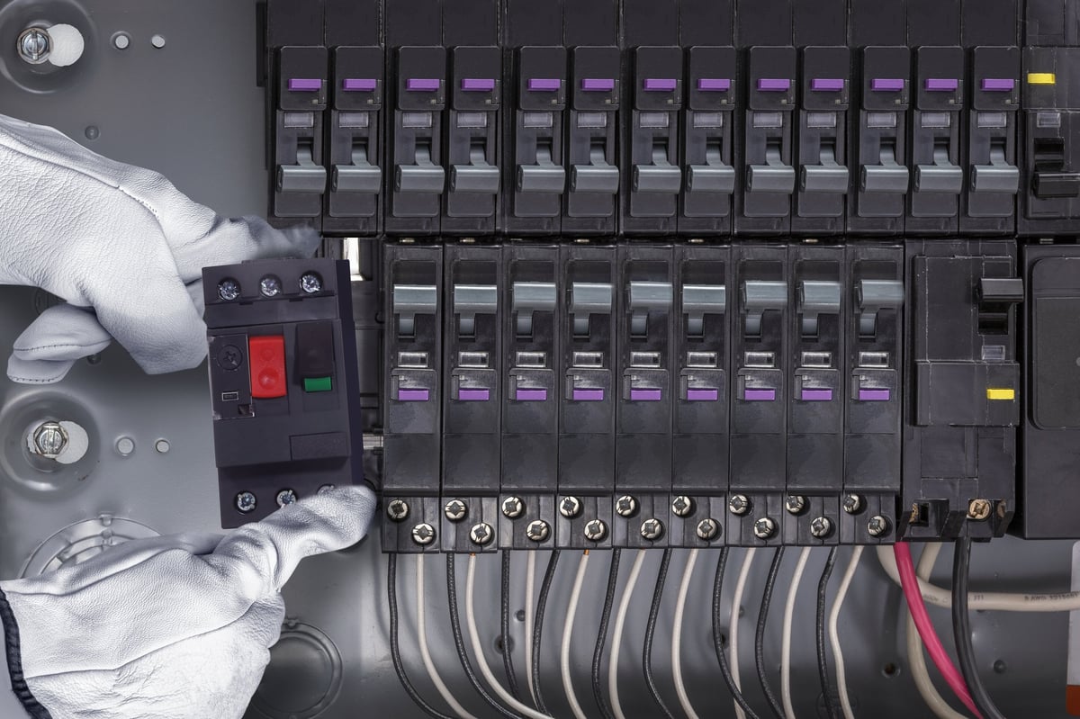 Elektricien controleert een moderne groepenkast