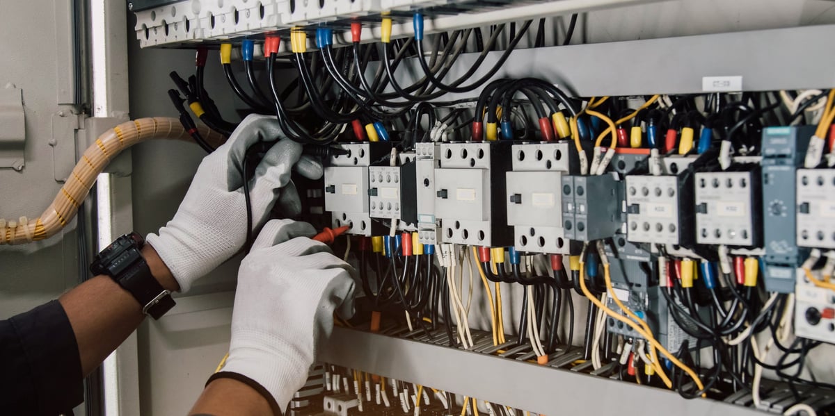 Elektricien werkt aan een elektrische installatie